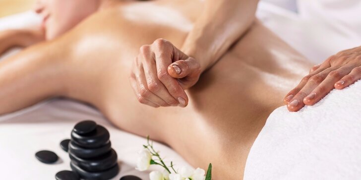 Olejová masáž ve sportovní či relaxační formě s prohřátím svalů lávovými kameny