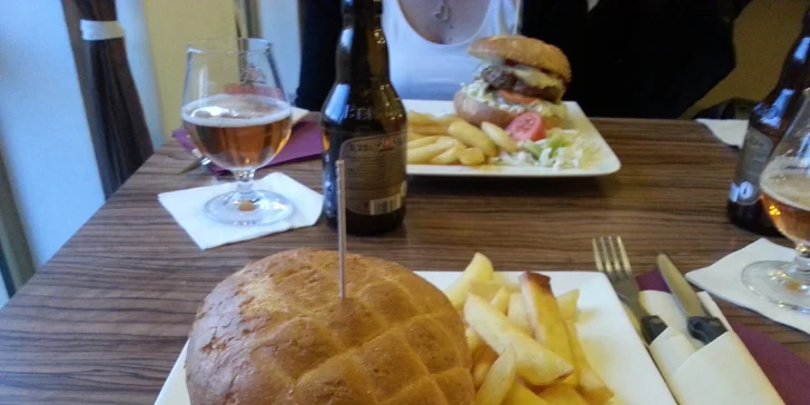 Dva cheeseburgery se šťavnatým masíčkem, hranolky a domácí tatarka