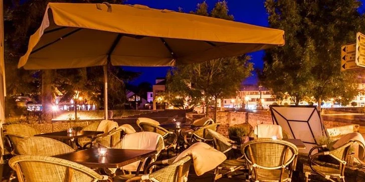 Šálek lahodné kávy a dezert pro dva v kavárně Johanka Café