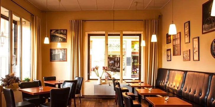 Šálek lahodné kávy a dezert pro dva v kavárně Johanka Café