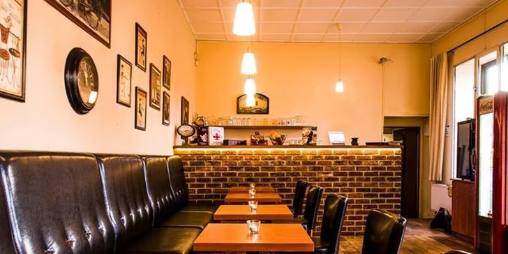 Šálek lahodné kávy a dezert pro dva v kavárně Johanka Café