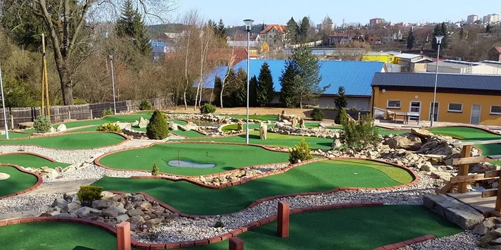 Netradiční zábava v Jihlavě: curling na koberci i hra Adventure Golf až pro 10 osob