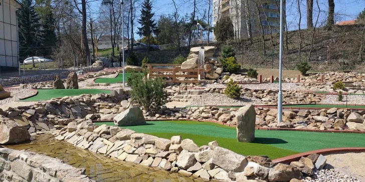 Netradiční zábava v Jihlavě: curling na koberci i hra Adventure Golf až pro 10 osob