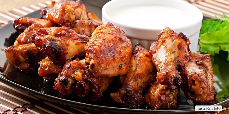 Naložte si kilo nebo kilo a půl kuřecích křídel s pikantní omáčkou