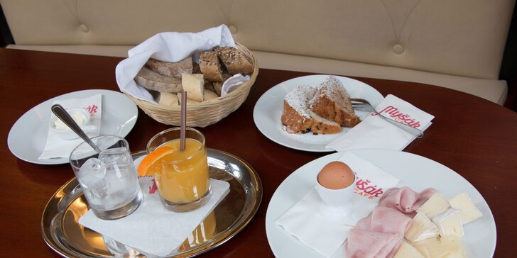 Začněte den vydatnou snídaní v legendární cukrárně Myšák