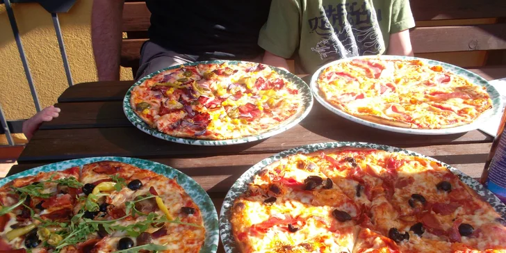 2 křupavé pizzy poseté lahodnými ingrediencemi v Hrádeckém Dvoře