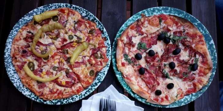 2 křupavé pizzy poseté lahodnými ingrediencemi v Hrádeckém Dvoře
