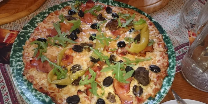 2 křupavé pizzy poseté lahodnými ingrediencemi v Hrádeckém Dvoře