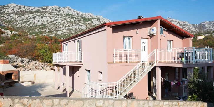 Pripravený pre vás bude priestranný apartmán až pre 4 osoby (43 m²) alebo až pre 6 osôb (45 m²).