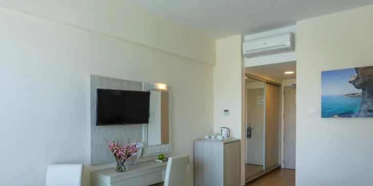 Zabydlíte se v pokojích s TV, klimatizací, Wi-Fi připojením, ledničkou a telefonem.