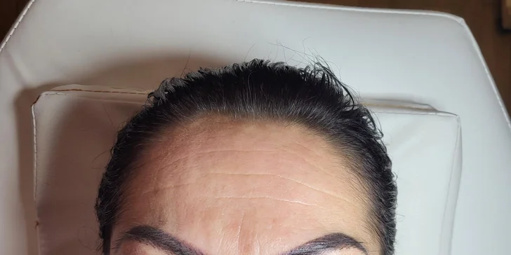 Karbonová maska je doplněna laserovým ošetřením pro maximální efekt.