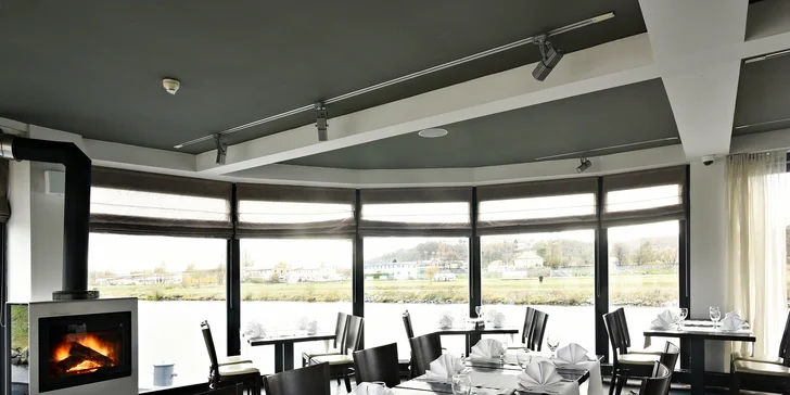 Hostina s výhledem na řeku je záležitostí nejromantičtějšího kalibru.