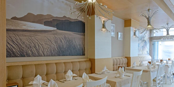 Hlavní restaurace servíruje kulinářské zážitky formou bohatých bufetů.