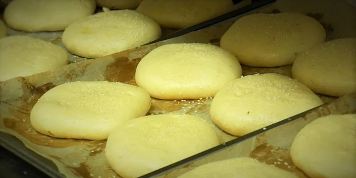 Pikantní burger nebo cheeseburger s hranolky