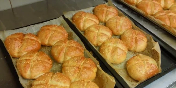 Pikantní burger nebo cheeseburger s hranolky