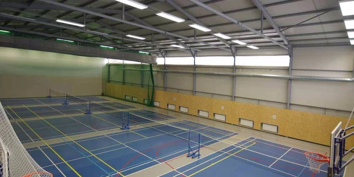 Protáhněte tělo při badmintonu – hodinový pronájem kurtu v Třešňovce