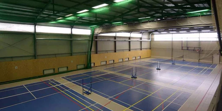 Protáhněte tělo při badmintonu – hodinový pronájem kurtu v Třešňovce
