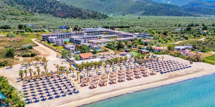 Hotel se nachází hned u pláže.