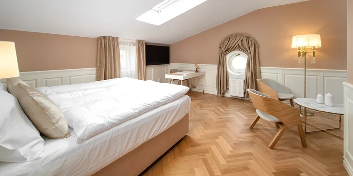 Zámecký hotel nabízí ubytování v 10 zrenovovaných pokojích. 