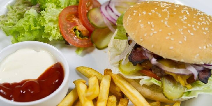 Zažeňte hlad poctivým XL burgerem a porcí hranolků
