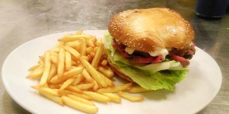 Pikantní burger nebo cheeseburger s hranolky