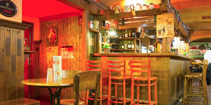 Parádní burger včetně domácích hranolků a salátu Coleslaw