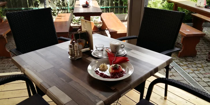 Dvě parádní cappuccina nebo kávy a dezerty panna cotta
