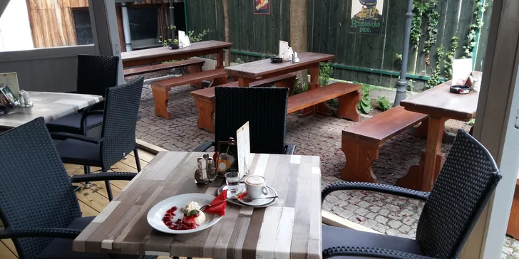 Dvě parádní cappuccina nebo kávy a dezerty panna cotta