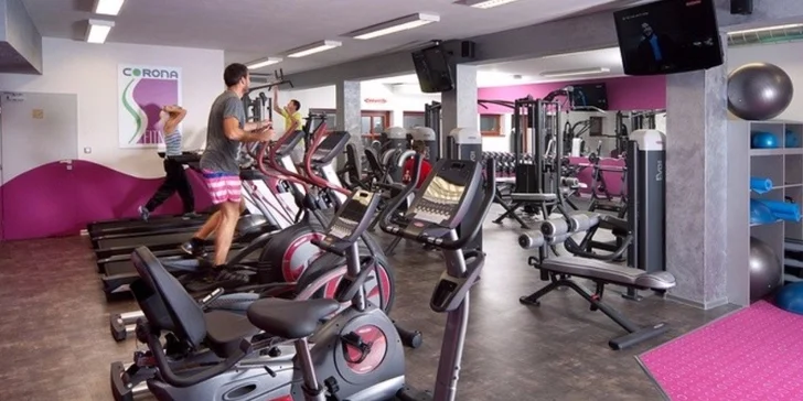 Měsíční permanentka do fitness, saun a na skupinová cvičení v hotelu Corona