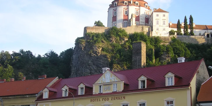 Jarní romantika v Podyjí: pobyt a polopenze pro 2 pod vranovským zámkem
