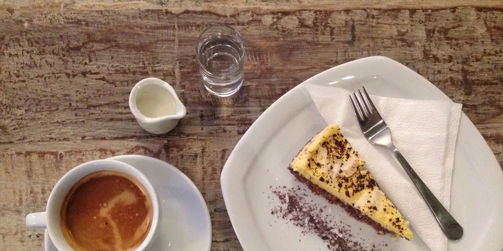 Výtečná káva nebo čaj a domácí dezert v restauraci Srdcovka