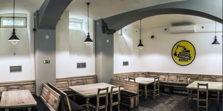 Grilované dobroty podávané na dlažbě pro dva v restauraci Stavba