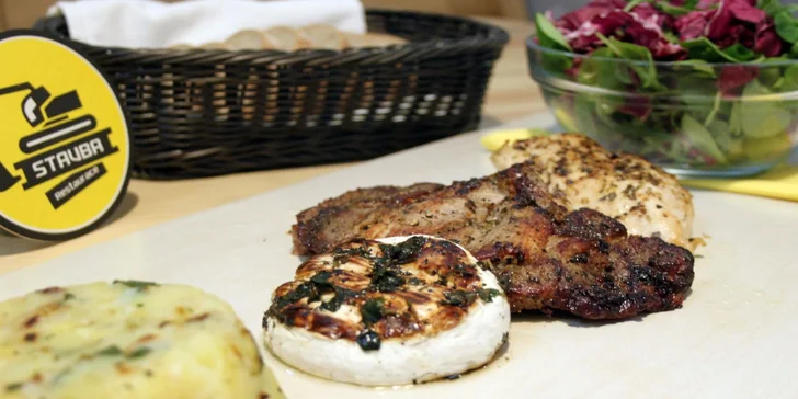 Grilované dobroty podávané na dlažbě pro dva v restauraci Stavba