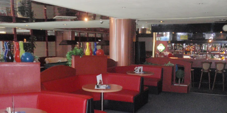 Bowling pro partu až 8 kamarádů v bowling baru BOBY