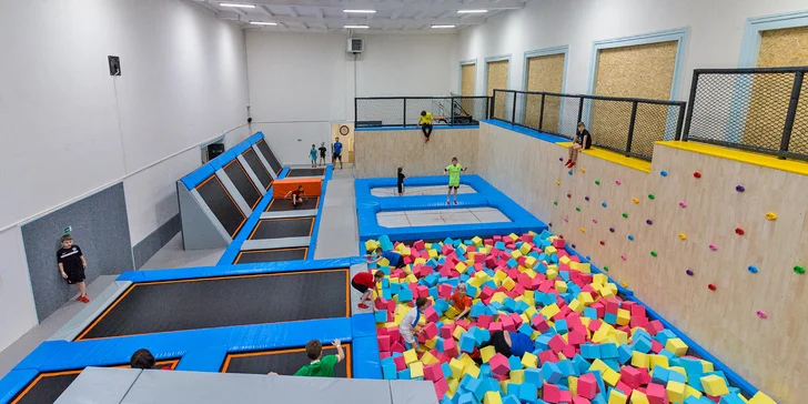 Těšte se na trampolíny, lezeckou stěnu, foam pit a další atrakce.