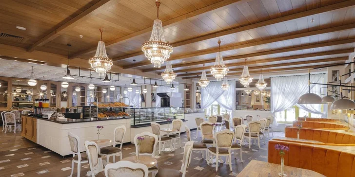 Hlavní restaurace Stolitsa připomíná svou rozlohou i atmosférou královskou hodovní síň.
