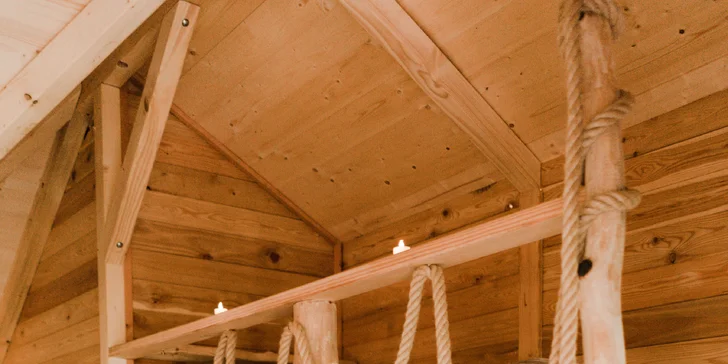 Součástí treehousů je palanda a manželská postel (treehouse II.).