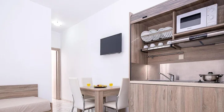 Samozřejmostí pokojů je vlastní koupelna s toaletou, televize, lednička, mikrovlnka a také balkon či terasa.