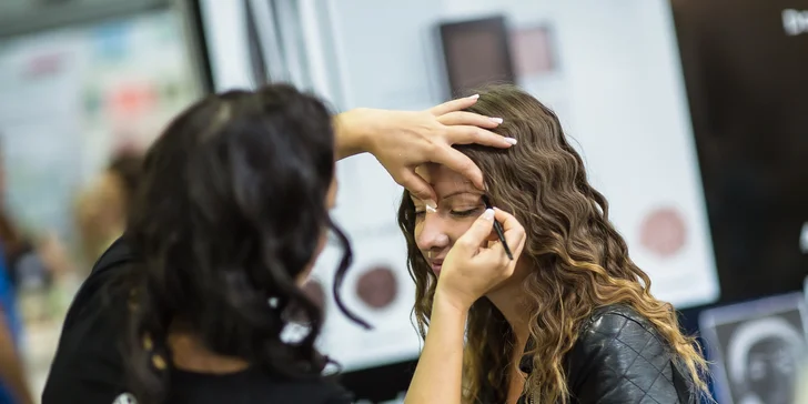 Modelace a tónování obočí barevným pigmentem