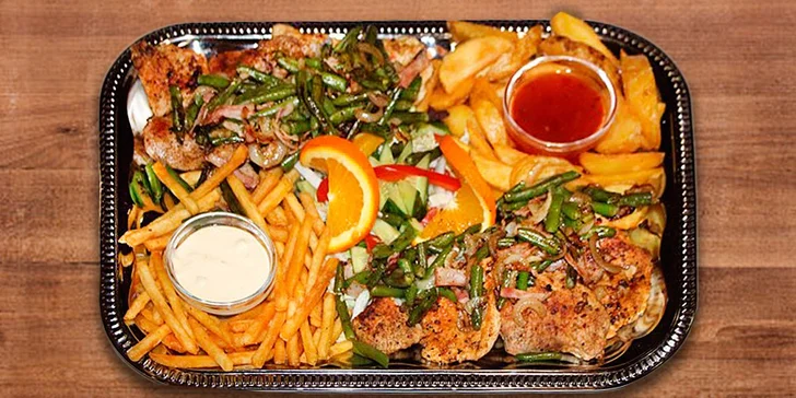 600g masové prkno s přílohou, fazolkami a omáčkami pro dva