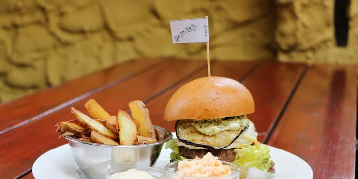 Parádní burger včetně domácích hranolků a salátu Coleslaw