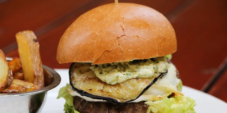 Parádní burger včetně domácích hranolků a salátu Coleslaw