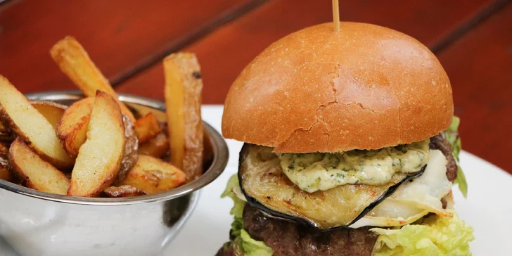 Parádní burger včetně domácích hranolků a salátu Coleslaw