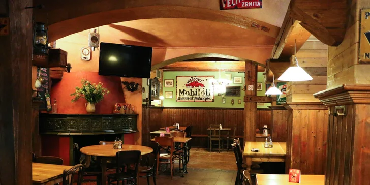Parádní burger včetně domácích hranolků a salátu Coleslaw