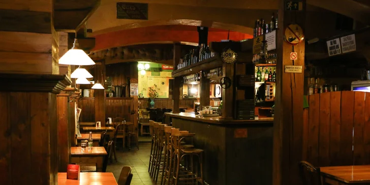 Parádní burger včetně domácích hranolků a salátu Coleslaw