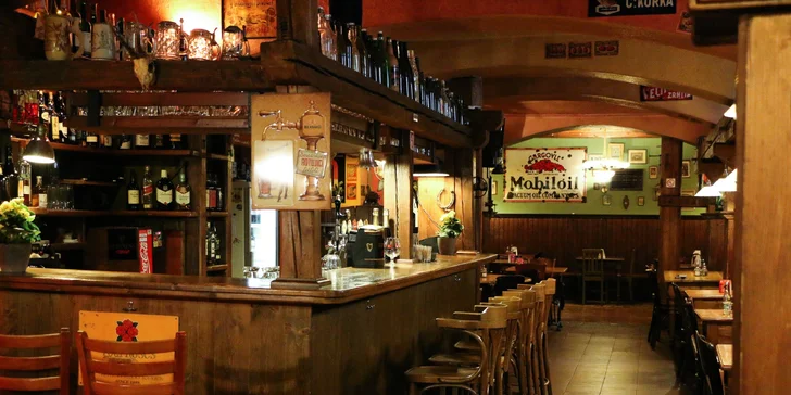 Parádní burger včetně domácích hranolků a salátu Coleslaw