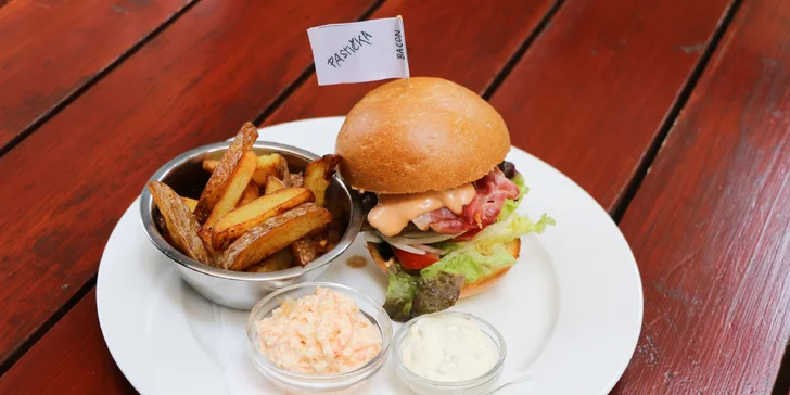 Parádní burger včetně domácích hranolků a salátu Coleslaw