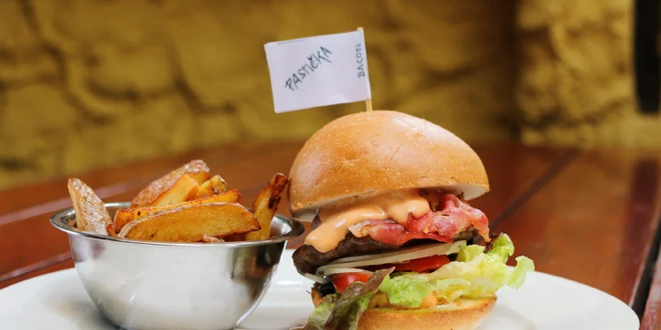 Parádní burger včetně domácích hranolků a salátu Coleslaw