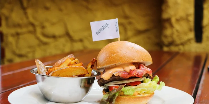 Parádní burger včetně domácích hranolků a salátu Coleslaw