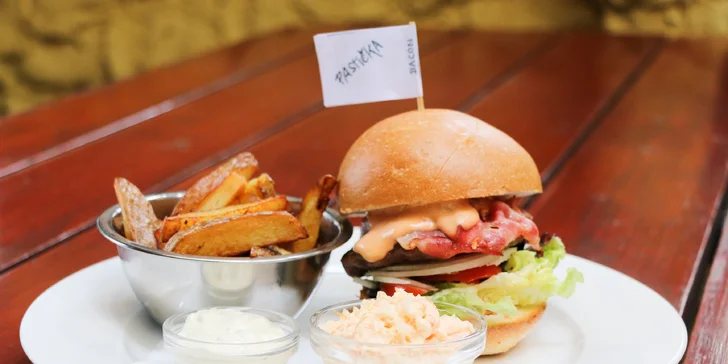 Parádní burger včetně domácích hranolků a salátu Coleslaw